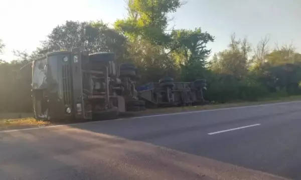 В Воронежской области водитель КамАЗа опрокинулся в кювет и попал в больницу