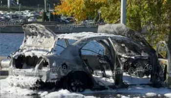 На дамбе Чернавского моста в Воронеже автомобиль выгорел дотла