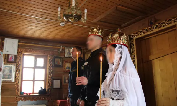 Заключённый обвенчался с женой в воронежской колонии