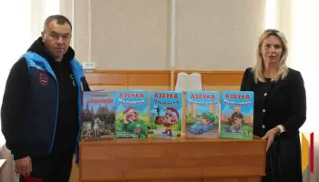 Бутурлиновец передал районной библиотеке патриотические книги