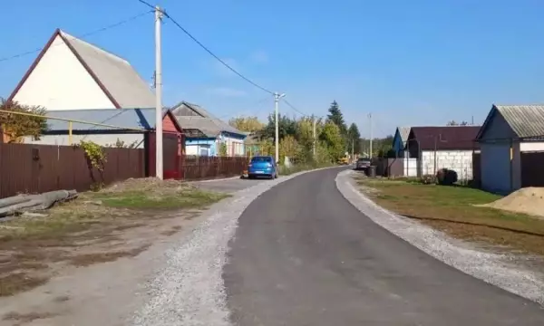 В лискинском хуторе Студеновка впервые заасфальтировали дорогу