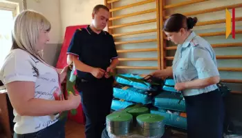 В Воробьевском районе полицейские начали плести масксети для бойцов СВО