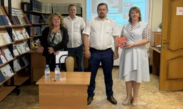 &laquo;Ты с правдой разминуться не спеши&raquo;: в Рамони презентовали сборник поэта-фронтовика Егора Исаева