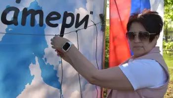 Поворинские волонтеры отправили бойцам СВО сплетенные в День Победы антидроновые шторы