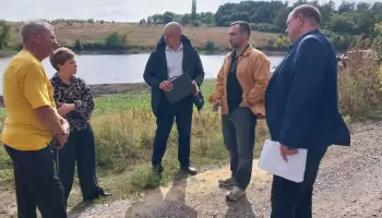 В россошанском поселке Копенкина продолжают обустраивать территорию у пруда в Байрачной дубраве