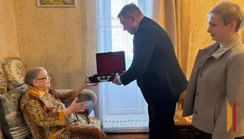 В Поворино 90-летней жительнице подарили виниловый проигрыватель
