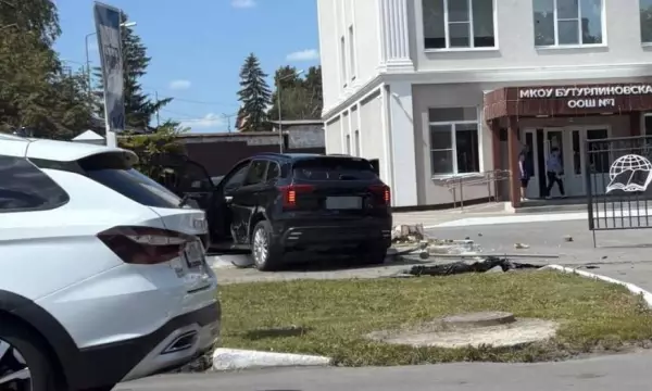 В Воронежской области машина влетела в забор у школы: видео