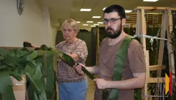 В Борисоглебске мать и сын Вергелес плетут масксети и пончо для бойцов СВО