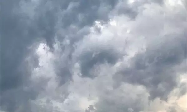 Из-за сильного ветра в воронежском Панино снесло крышу со здания ТЦ