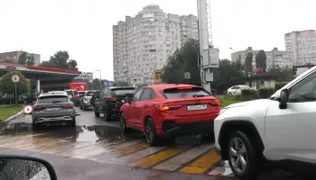Главное за ночь. В Воронежской области и некоторых регионах ситуация с ГСМ остаётся сложной, зато нефтепродукты нашлись на российском пляже.