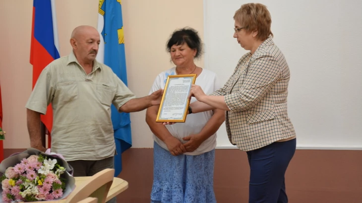 Грамоту вручают родителям Сергея Неупокоева