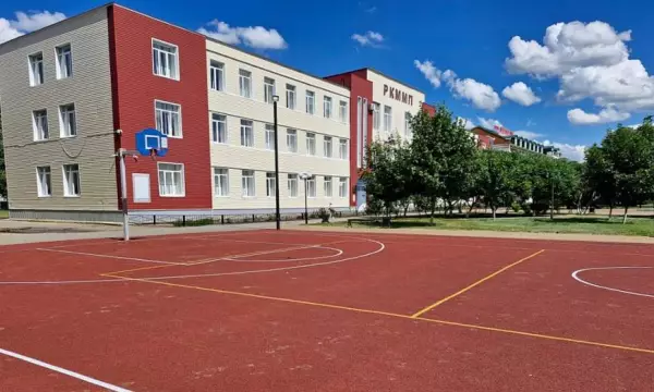 В россошанском парке &laquo;Студенческий&raquo; заменили покрытие на спортплощадке