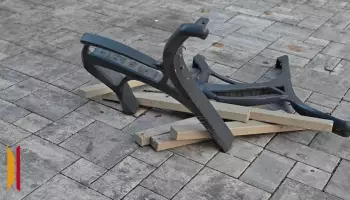 В павловских скверах вандалы сломали уличные стулья и вытоптали зеленые насаждения