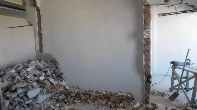 Демонтаж сантехузла для расширения жилого пространства и смены дизайна